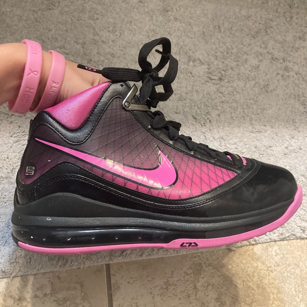 Nike CLASSIC LeBron James Breast Cancer Sneakers - 8/12/2009 🏀 - Picture 15 of 16